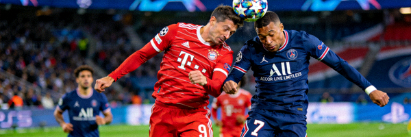 欧冠比赛画面，拜仁球员与巴黎球员争抢头球